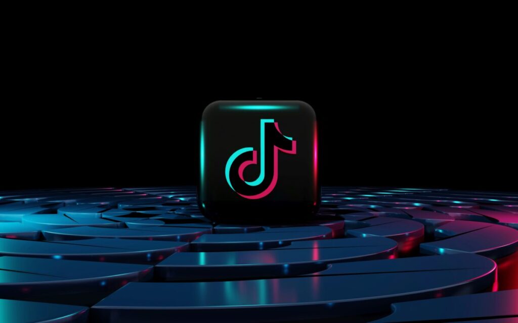 Ilustración de la app TikTok intervenida por figuras empresariales de EE. UU., estilo editorial, fondo tecnológico