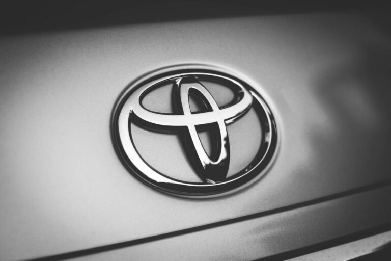 Fábrica automotriz en México con vehículos Toyota y línea de producción en pausa