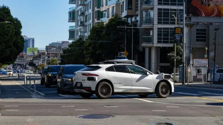 Vehículos autónomos operando en zonas urbanas de Estados Unidos con tecnología avanzada