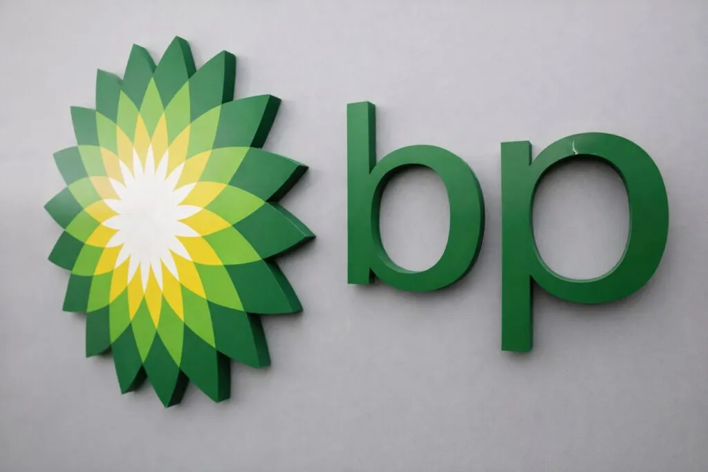 Logo de BP en estilo editorial moderno, reflejando la transición energética de la empresa