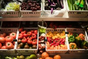 Tarjeta EBT con chip sobre fondo digital azul con íconos de seguridad y alimentación