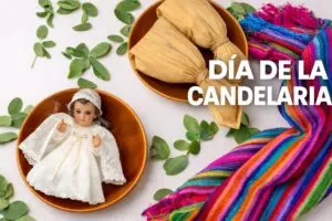 Mujeres y hombres en un mercado mexicano preparando tamales para el Día de la Candelaria, representando la economía local