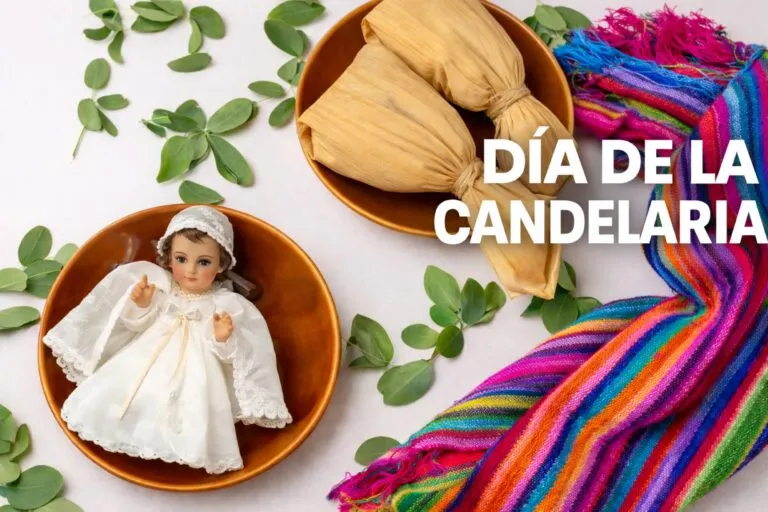 Mujeres y hombres en un mercado mexicano preparando tamales para el Día de la Candelaria, representando la economía local
