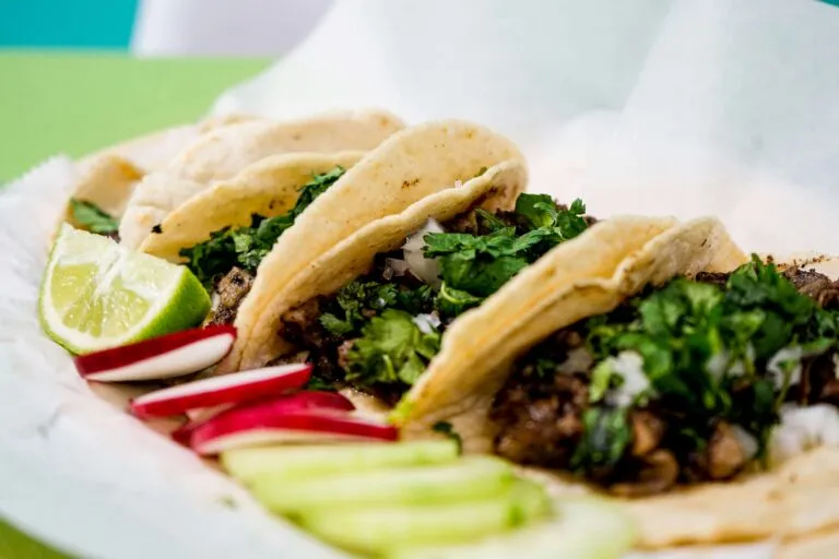 Chefs mexicanos y españoles preparan tacos como parte del Reto del Taco en FITUR 2026 en Madrid