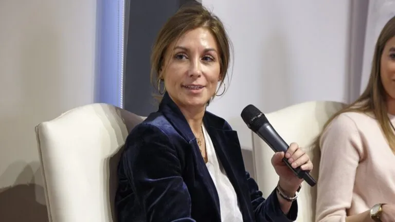 Elena Alti durante la ceremonia Mujeres que Inspiran Mujeres MQIM, en un entorno editorial corporativo que refleja trayectoria y visión empresarial.