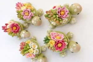 Figuras de tortugas con flores, hechas en porcelana fría por Flor Arte en Paraguay