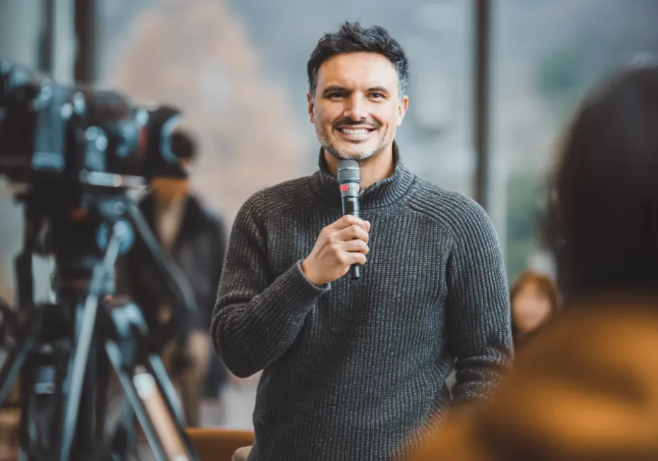 Carlos Raphael de la Madrid promoviendo la lectura como herramienta de bienestar emocional.
