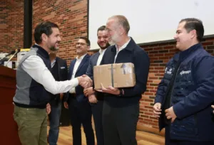 Marco Del Prete durante entrega de apoyos a emprendedores en Querétaro.