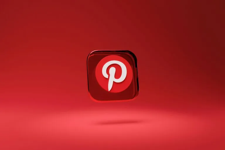 Representación visual de Pinterest integrando inteligencia artificial tras recorte del 15% de su plantilla global
