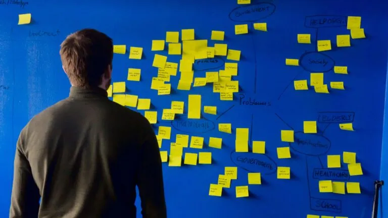 Pitch deck de startups evaluado por inversionistas durante eventos de venture capital