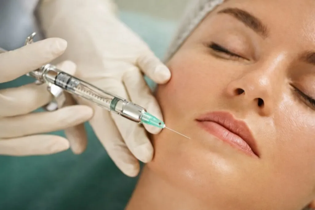 Aplicación profesional de botox en entorno clínico moderno, mostrando técnica estética y precisión médica