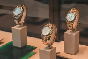 Imagen editorial de una tienda Rolex en Europa mostrando relojes usados certificados para reventa