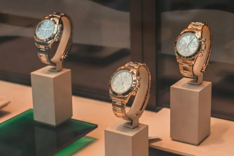 Imagen editorial de una tienda Rolex en Europa mostrando relojes usados certificados para reventa