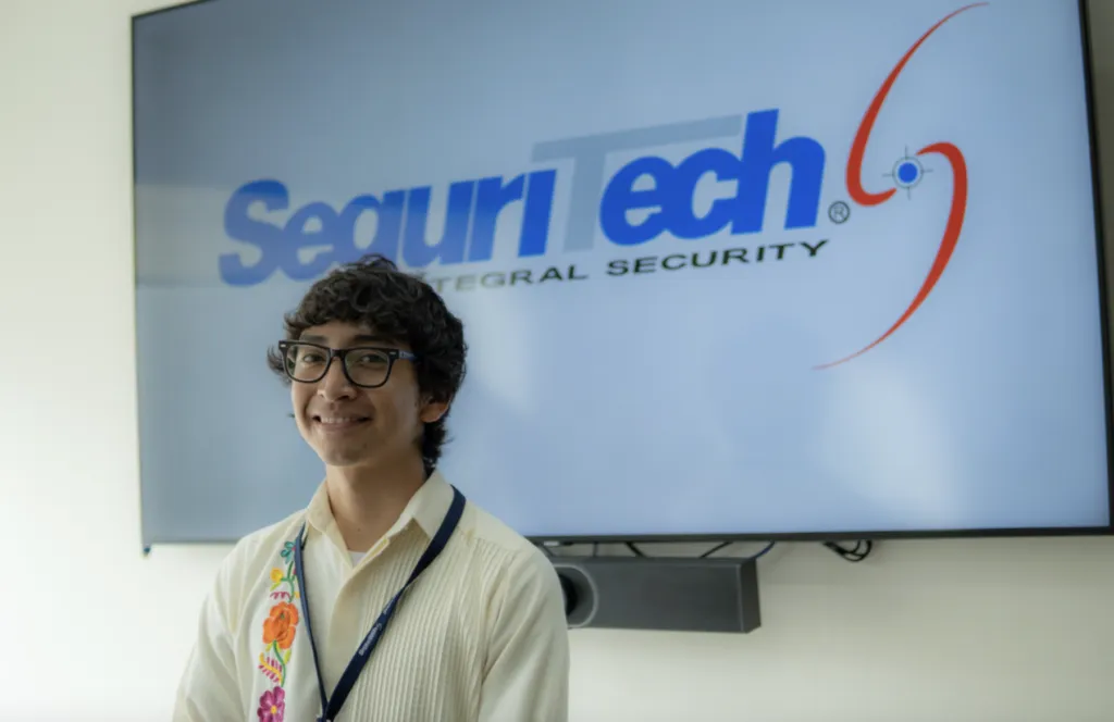 Colaboración entre Seguritech y el estudiante del IPN en proyecto aeroespacial mexicano.