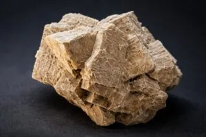 Visualización editorial del supermaterial MOF capturando carbono y generando agua en un entorno desértico, con estilo limpio y profesional