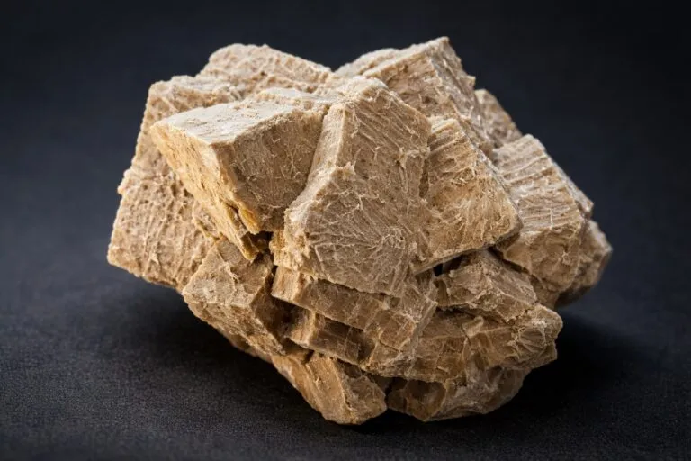 Visualización editorial del supermaterial MOF capturando carbono y generando agua en un entorno desértico, con estilo limpio y profesional