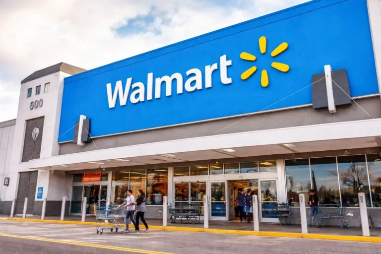 Fachada principal de Walmart México con clientes entrando al supermercado