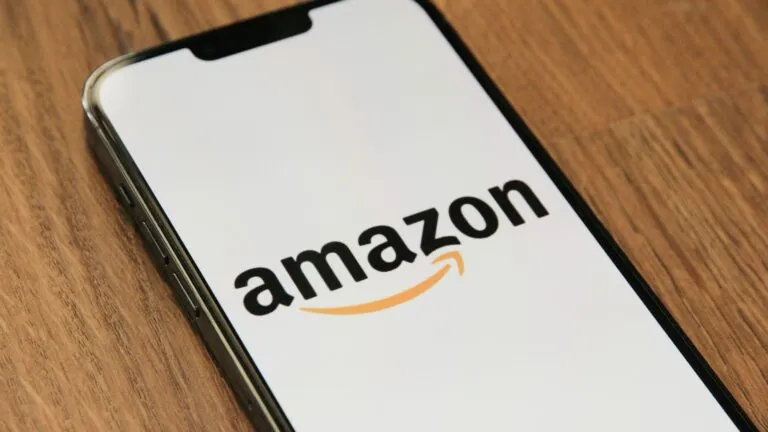 Infraestructura global de Amazon que refleja su liderazgo en ingresos anuales y crecimiento impulsado por servicios como AWS