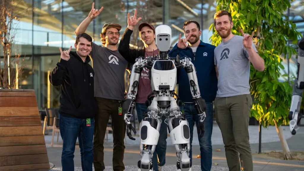 Robot humanoide Apollo de Apptronik operando en entorno industrial junto a infraestructura tecnológica avanzada