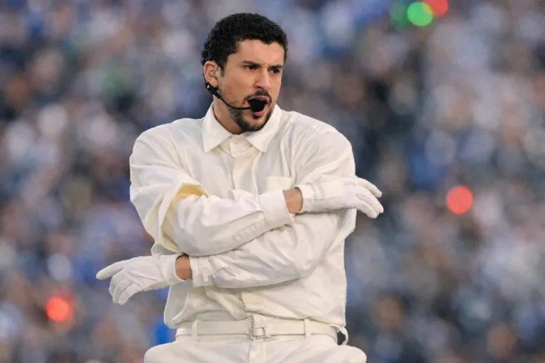 Bad Bunny rinde homenaje a negocios latinos como Villa’s Tacos en su Halftime Show del Super Bowl LX