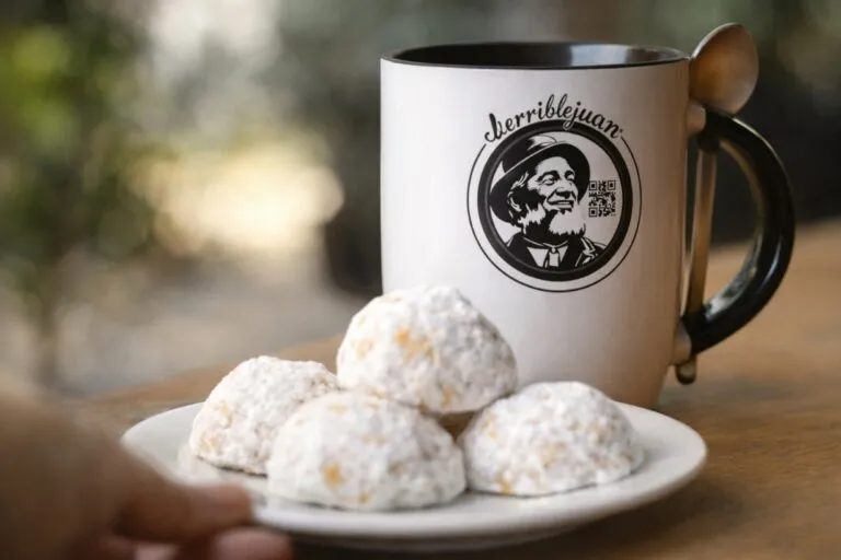 Fachada y ambiente interior de Terrible Juan Café en Ciudad de México, ejemplo de SEO café mexicano global.