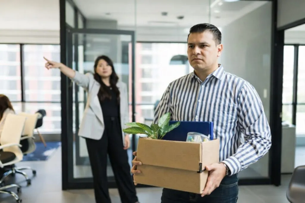 Profesional tech frente a pantalla con datos de empleo y despidos tech influenciados por IA