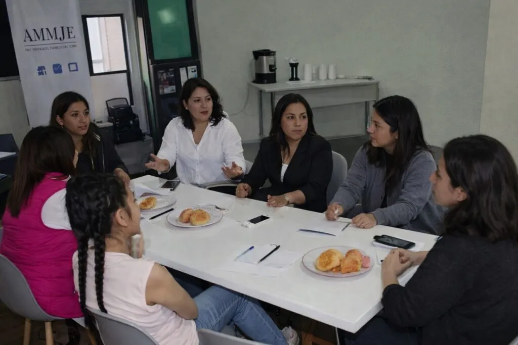 Mujeres en sesión de trabajo colaborativo, concepto de emprendimiento femenino en Hidalgo