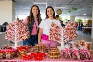 Emprendedores locales mostrando sus productos en el Bazar Escala MX en Sinaloa