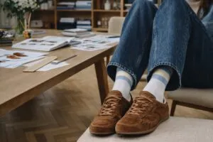 Oficina moderna de Gant Footwear con diseño escandinavo y calzado en exhibición