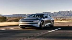 Línea de ensamblaje de Lucid Motors fabricando SUV eléctricos Gravity en planta moderna