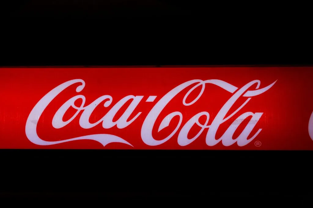 Emprendedor trabajando con estilo auténtico y profesional, reflejando congruencia en su marca personal.