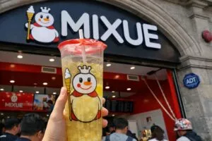 Personas disfrutando helados Mixue en México con precios desde 8 pesos y menú accesible en CDMX