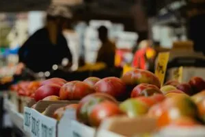 Escena de tiendas y restaurantes en Texas mostrando baja afluencia de clientes y efectos económicos locales