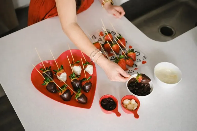 Emprendedora mexicana preparando fresas cubiertas de chocolate como regalo personalizado para San Valentín