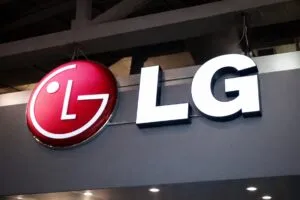 Logotipo iluminado de LG en entorno corporativo, representando innovación en pantallas LED
