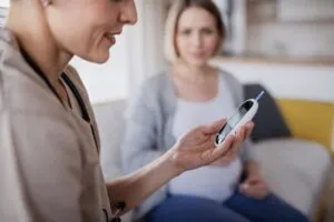 Mujer embarazada recibiendo atención médica para monitoreo de diabetes gestacional con enfoque en prevención