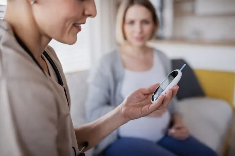 Mujer embarazada recibiendo atención médica para monitoreo de diabetes gestacional con enfoque en prevención