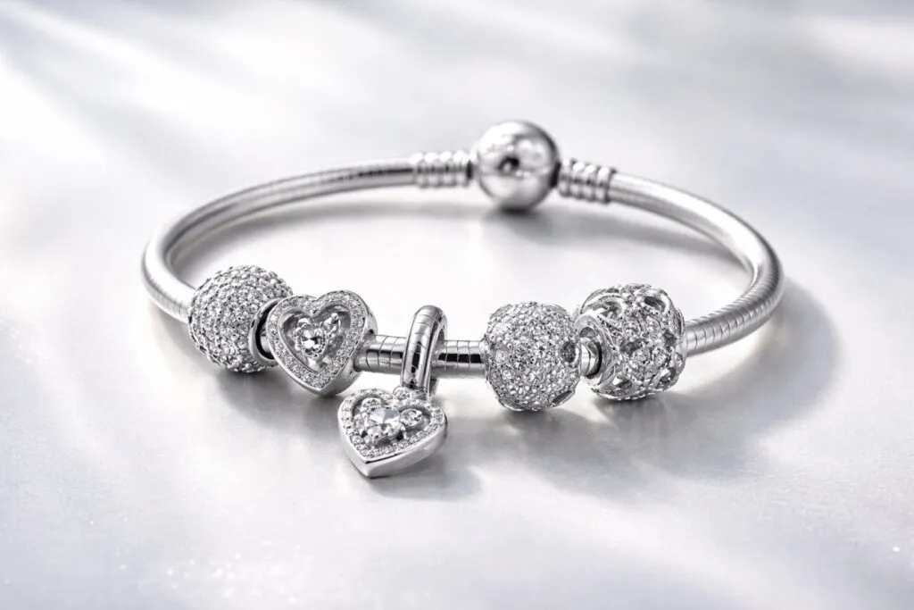 Pandora lanza joyas con baño de platino como estrategia ante el aumento del precio de la plata