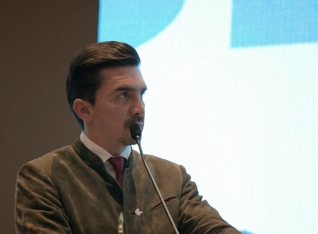 Alejandro Martínez Araiza exponiendo sus ideas.