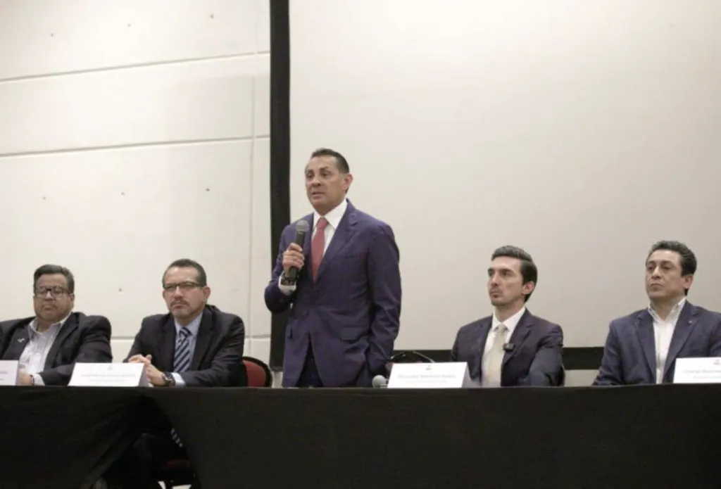 Alfonso Godínez Pichardo y líderes sindicales, entre ellos Alejandro Martínez Araiza.