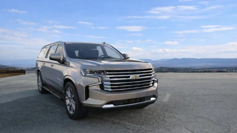 SUV blindada de Shel-Ha Soluciones en entorno urbano corporativo con enfoque en movilidad ejecutiva segura