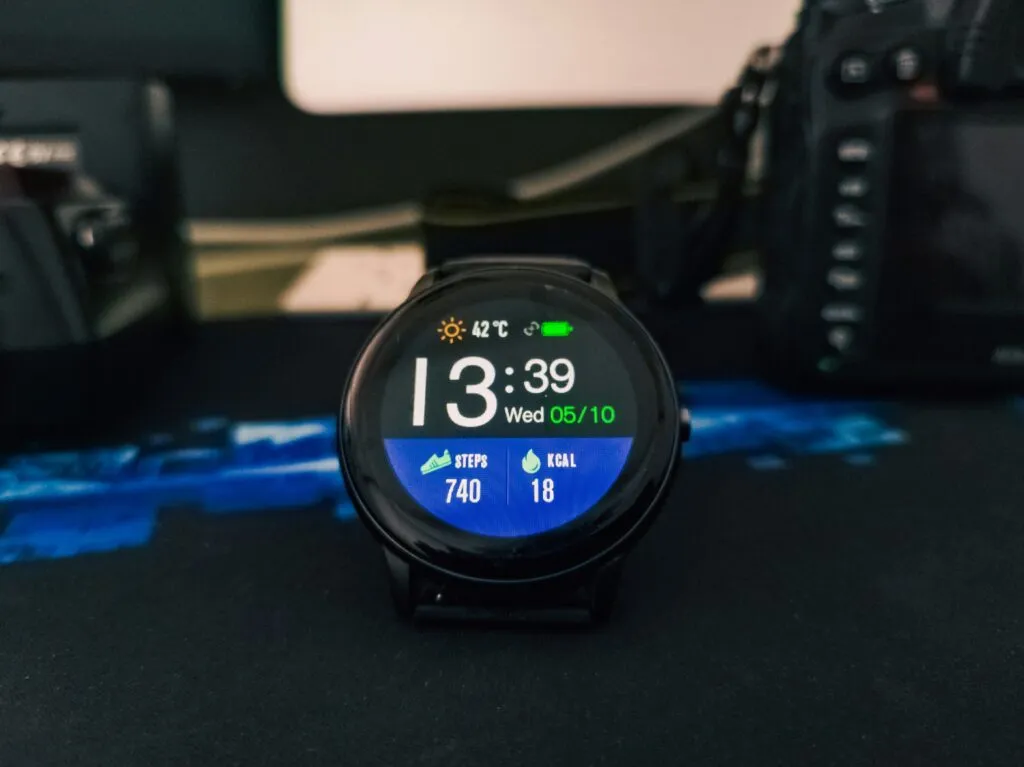 Personas usando smartwatches España y smartphones conectados con interfaces digitales