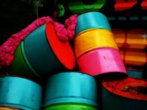 Ilustración editorial de startups argentinas creando bioinsumos sostenibles y tecnologías para reducir tóxicos en el campo.