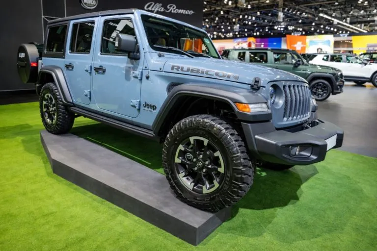 Vista profesional de una planta de Stellantis con vehículos en línea reflejando datos de pérdidas y estrategia automotriz