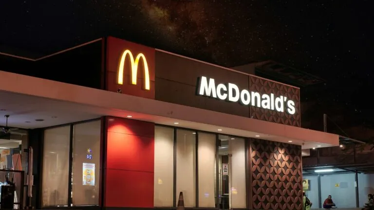 McDonald’s aumenta ingresos globales, suben costos energéticos y arranca juicio por adicción a redes sociales