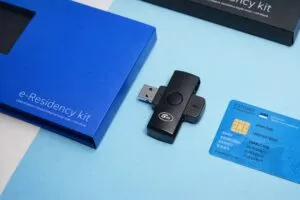 Kit oficial del programa e-residency de Estonia con tarjeta digital y lector USB para acceso fiscal y legal en la Unión Europea