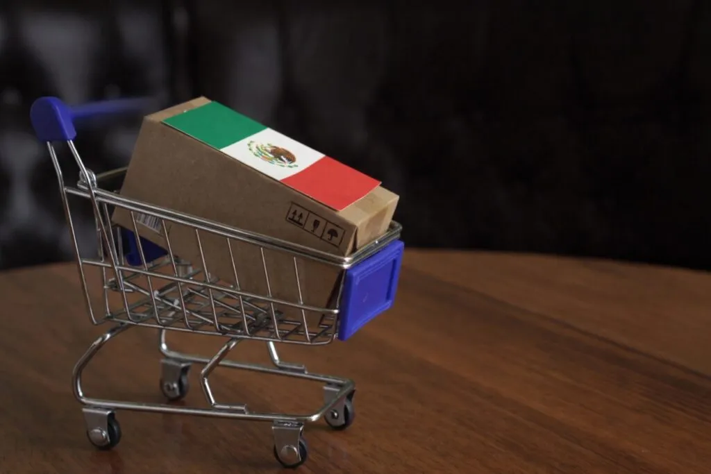 Equipo de pymes mexicanas planeando estrategia para abrir mercado en Estados Unidos con exportación y alianzas comercialesEquipo de pymes mexicanas planeando estrategia para abrir mercado en Estados Unidos con exportación y alianzas comerciales