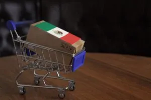 Equipo de pymes mexicanas planeando estrategia para abrir mercado en Estados Unidos con exportación y alianzas comercialesEquipo de pymes mexicanas planeando estrategia para abrir mercado en Estados Unidos con exportación y alianzas comerciales