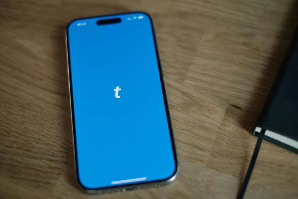 Ilustración editorial de un arreglo legal que transforma operaciones de Ticketmaster en el mercado de entretenimiento en vivo.