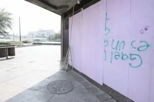 Comercios cubiertos y barandales retirados en la Explanada de Monterrey antes del 8M Monterrey